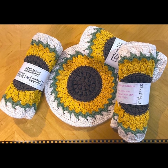 Crocheted Sunflower Washcloth (1 cloth per order) - Picture 4 of 4